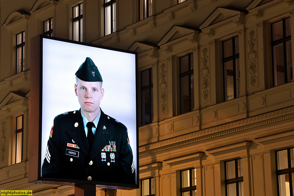 Berlin Kreuzberg Checkpoint Charlie mit Leuchtbild eines amerikanischen Grenzsoldaten vor Mietshaus erbaut 1732 aufgestockt 1769