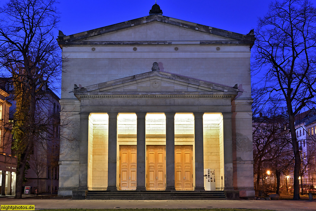 Berlin Mitte Elisabethkirche erbaut 1832-1834 von Karl Friedrich Schinkel im antik-griechischen Stil mit dorischen Säulen im Portikus