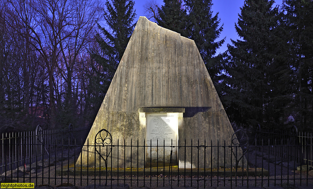 Rheinsberg Grabpyramide im Schlosspark errichtet 1802 kurz vor Prinz Heinrich von Preussens Tod