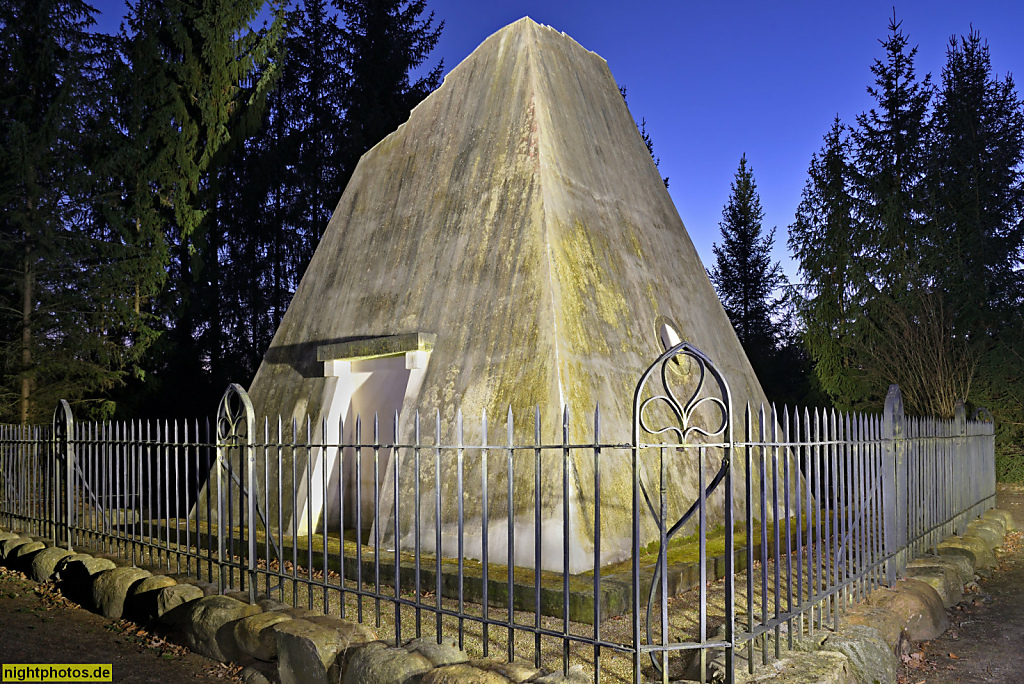 Rheinsberg Grabpyramide im Schlosspark errichtet 1802 kurz vor Prinz Heinrich von Preussens Tod