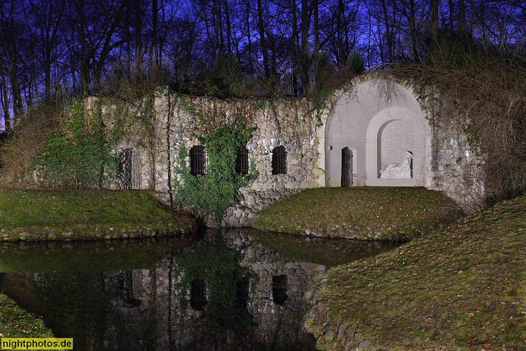 Rheinsberg Egeria-Grotte im Schlosspark erbaut 1790 unter Prinz Heinrich von Preussen. Eingerahmt von Feldsteinen. Figur der Römischen Quellnymphe Egeria