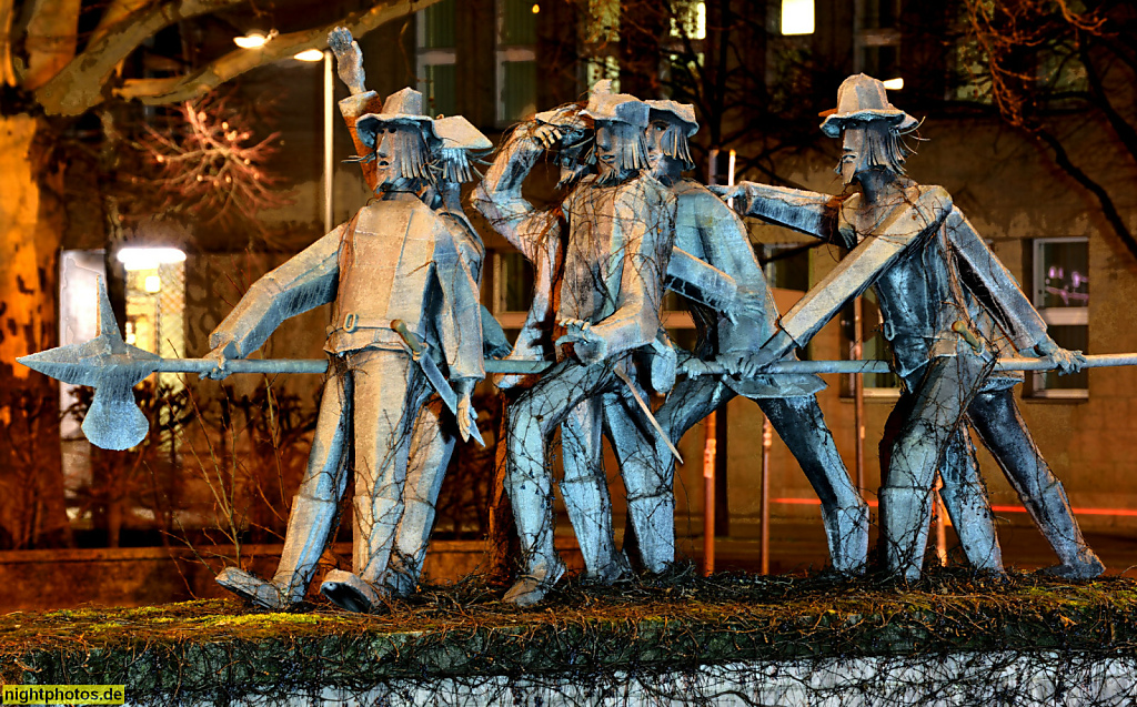Berlin Wilmersdorf Skulptur 'Die Sieben Schwaben' geschaffen 1978 von Künstler Hans-Georg Damm am Fehrbelliner Platz