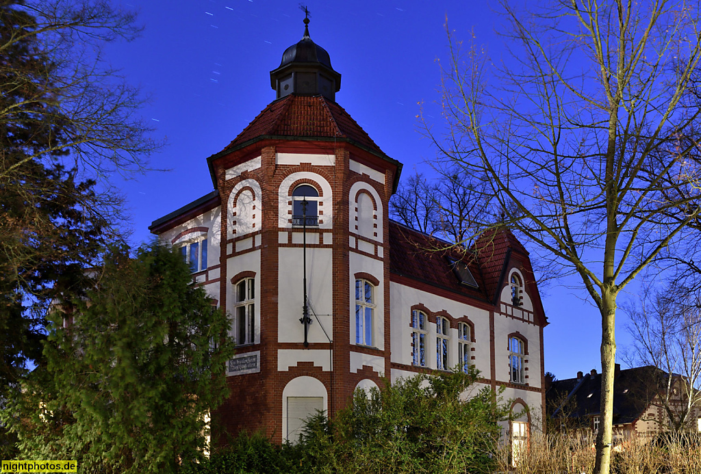 Berlin Lichterfelde. Villa am Paulinenplatz mit Eckturm und Krüppelwalmdach. Kadettenweg 50