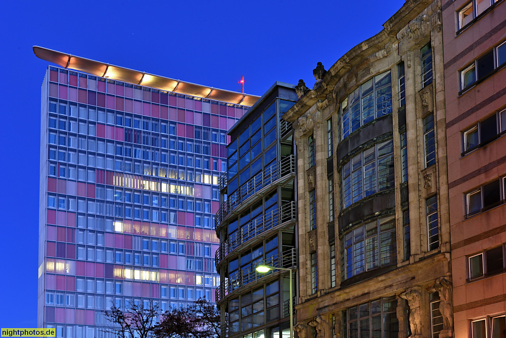 Berlin Kreuzberg Geschäftshaus erbaut 1909 von C. Kuhn. 1989-2018 Sitz der Tageszeitung TAZ. Neobarockes Kranzgesims und Jugendstilelemente. Hinten GSW-Hochhaus
