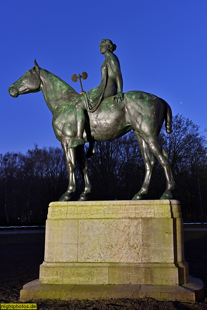 Berlin Mitte Tiergarten Amazone zu Pferde. Abguss einer Bronze von Louis Tuaillon aufgestellt 1905 im Grossen Tiergarten