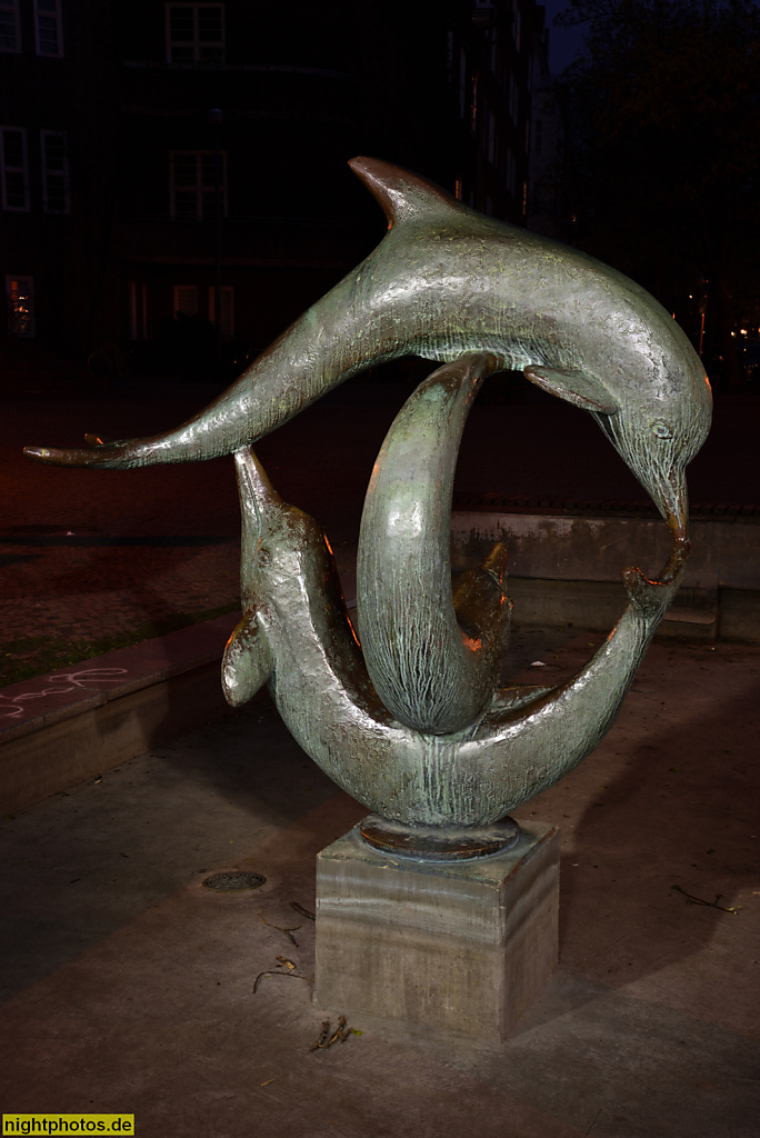 Berlin Wilmersdorf Delphinbrunen am Hohenzollernplatz erschaffen 1968 von Hans Bautz