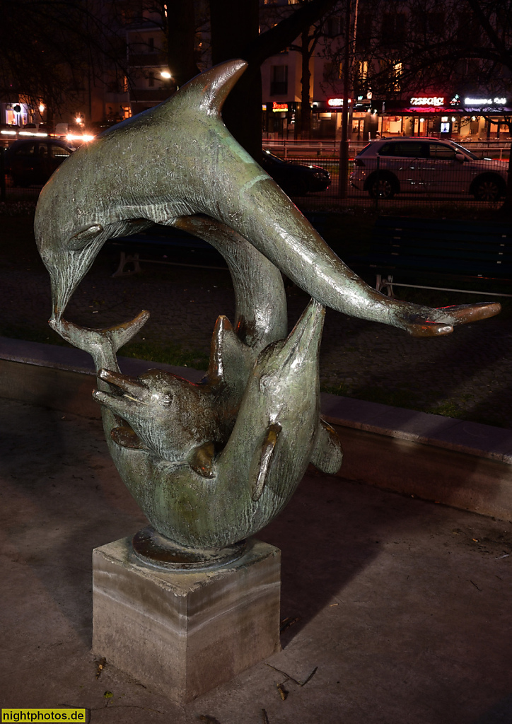 Berlin Wilmersdorf Delphinbrunen am Hohenzollernplatz erschaffen 1968 von Hans Bautz