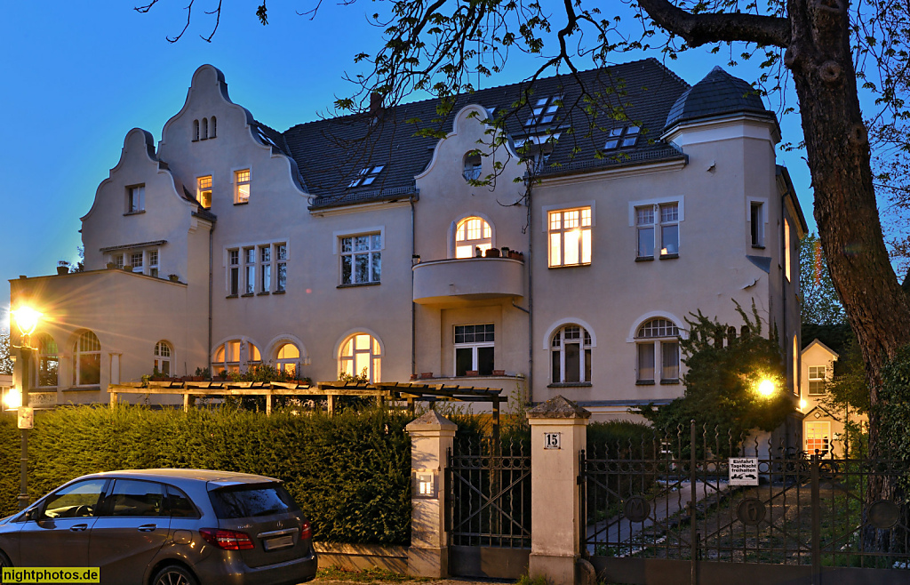 Berlin Westend Wohnhaus erbaut 1904-1905 von E.S. Denzinger für M. Hempel mit versetztem Schweifgiebel in der Ebereschenallee