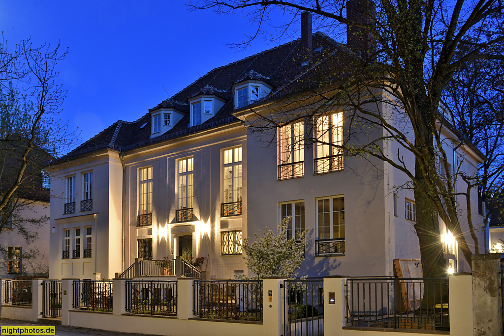 Berlin Westend Haus Westend. Wohnhaus erbaut 1908 von Architekt Bruno Paul durch Baugeschäft Joseph Fraenkel für Hans Schuppmann (Direktor) in der Ebereschenallee