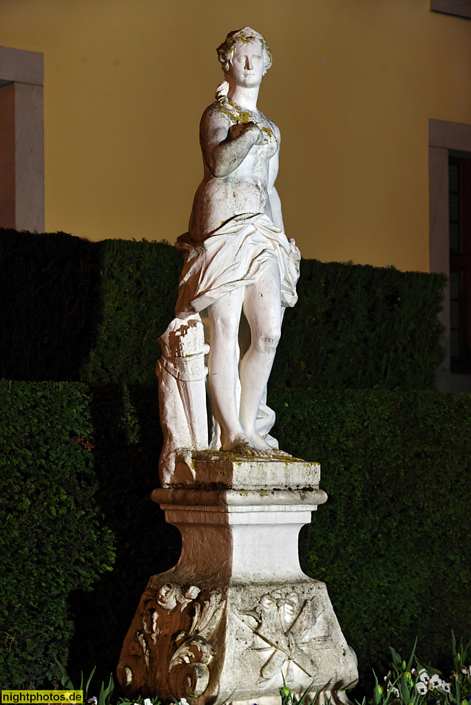 Fulda Stadtschloss. Umbau zum Barockschloss 1708-1719 von Johann Dientzenhofer für Fuerstabt Adalbert I. von Schleifras. Durchgang Schlosspark. Statue weiblich auf Postament