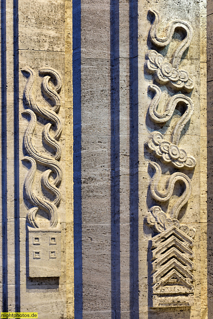 Berlin Dahlem FU-Praesidium erbaut 1926-1927 von Heinrich Straumer für den Feuer-Versicherungsverband. 1945-1990 Sitz der Alliierten Kommandantura. Portal mit ornamentierten Muschelkalksäulen
