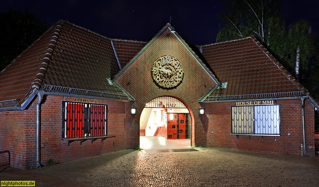 Berlin Dahlem Bahnhof Freie Universität (Thielplatz) erbaut 1913 von Architekt Heinrich Straumer