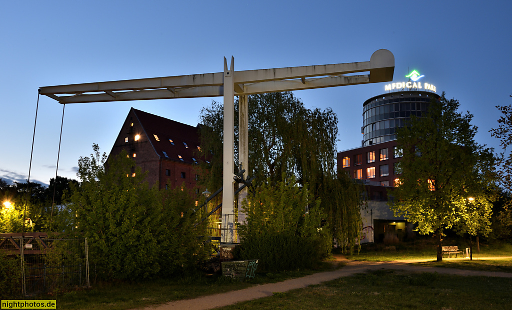 Berlin Tegel Mühlenstegbrücke. Klappbrücke ueber den Mühlengraben zur Humboldtinsel [aktuell gesperrt, Juni 2019]