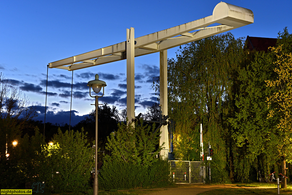 Berlin Tegel Mühlenstegbrücke. Klappbrücke ueber den Mühlengraben zur Humboldtinsel [aktuell gesperrt, Juni 2019]