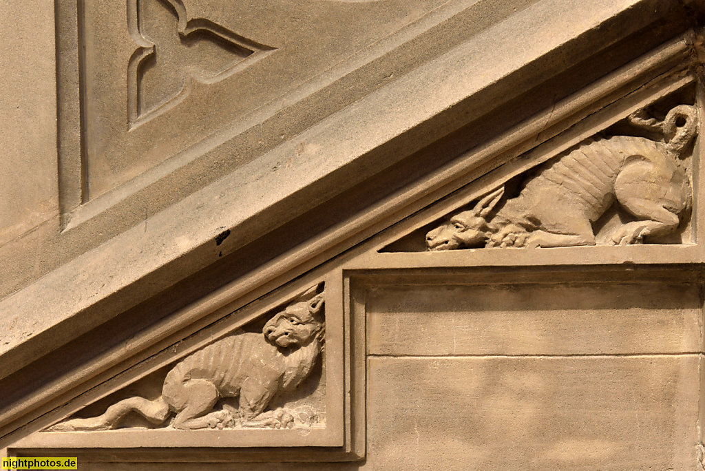 Mallorca Manacor Kirche Nostra Senyora dels Dolors erbaut Ende 19 Jhdt von Baumeister Rector Rubi. Vorraum mit Dämon im Treppensockel