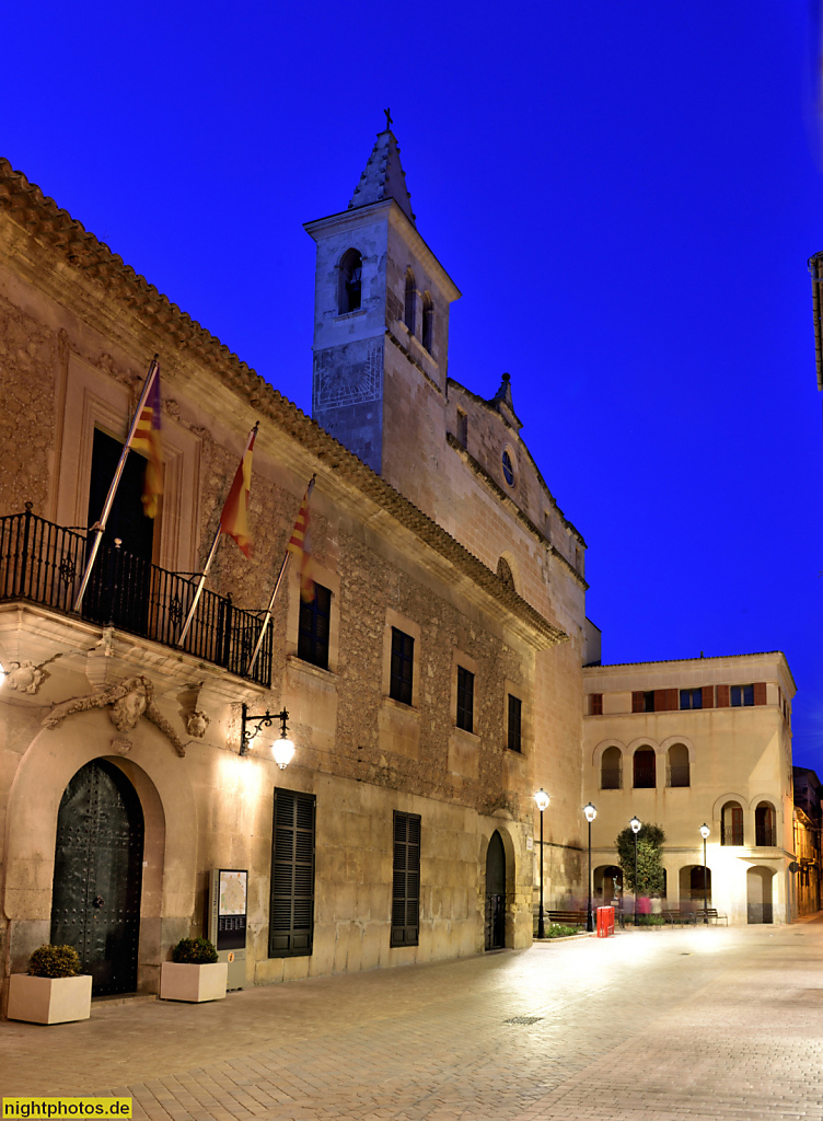 Mallorca Manacor Placa del Convent mit Ajuntament. Gewidmet 1576 als Kloster Sant Vicenç Ferrer. Klosterkirche erbaut 1597-1617. Nationaldenkmal seit 1919