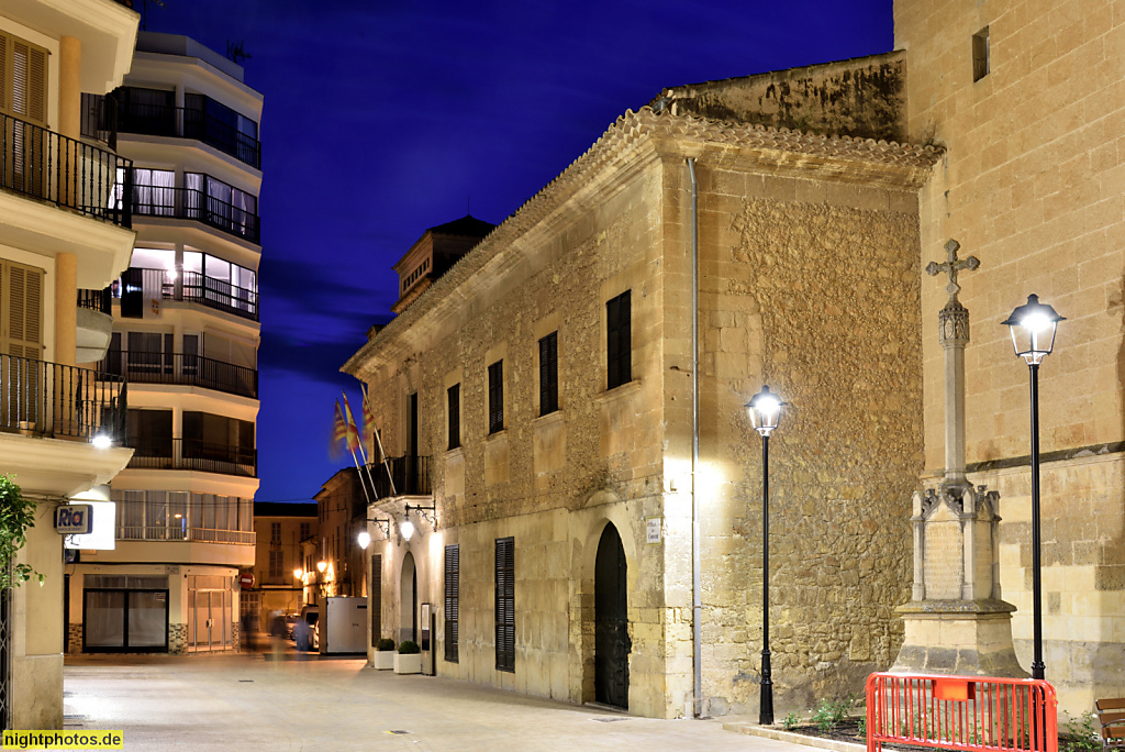 Mallorca Manacor Placa del Convent mit Ajuntament. Gewidmet 1576 als Kloster Sant Vicenç Ferrer. Klosterkirche erbaut 1597-1617. Nationaldenkmal seit 1919