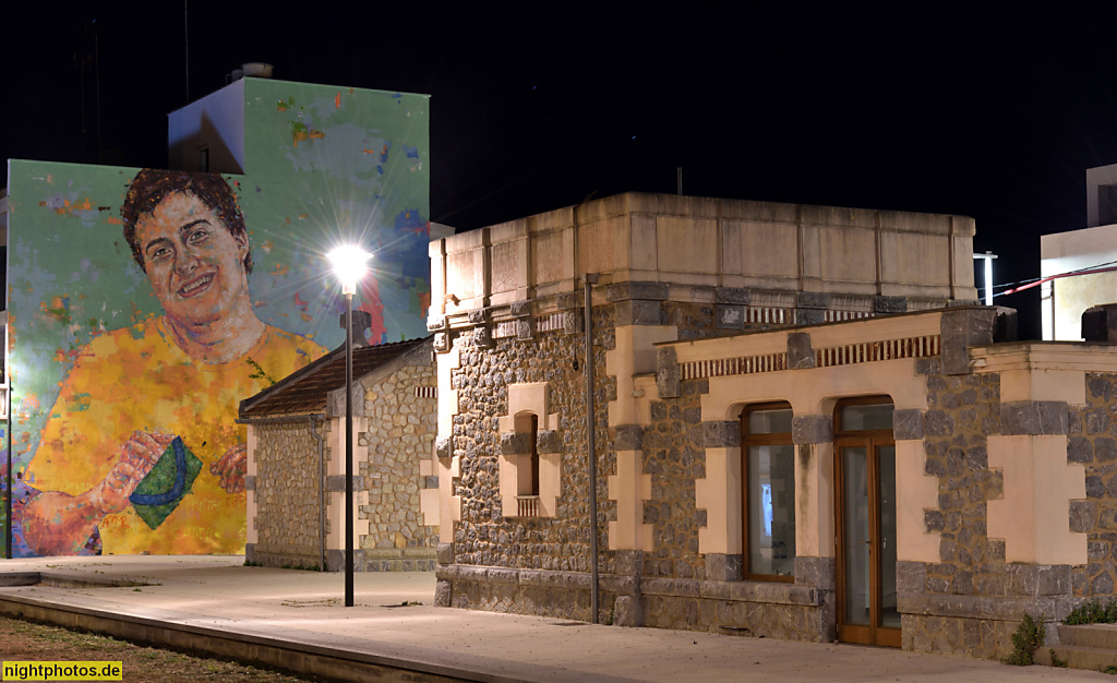 Mallorca Artà. Projekt SOM-RIU. Wandmalerei von Künstlern der Sath i Aproscom Fundacìò am 1977 stillgelegten Bahnhof der Strecke von Manacor