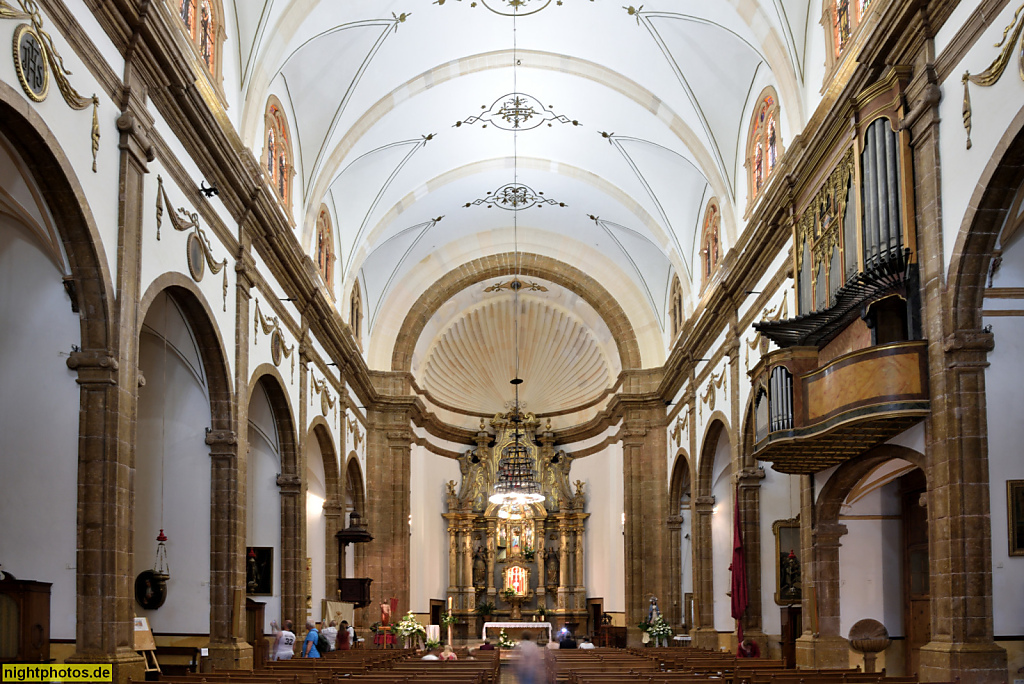 Mallorca Inca Iglesia Santa Maria la Mayor erbaut im 18.-19. Jhdt aus mallorquinischem Sandstein. Hauptschiff Altar Orgelempore