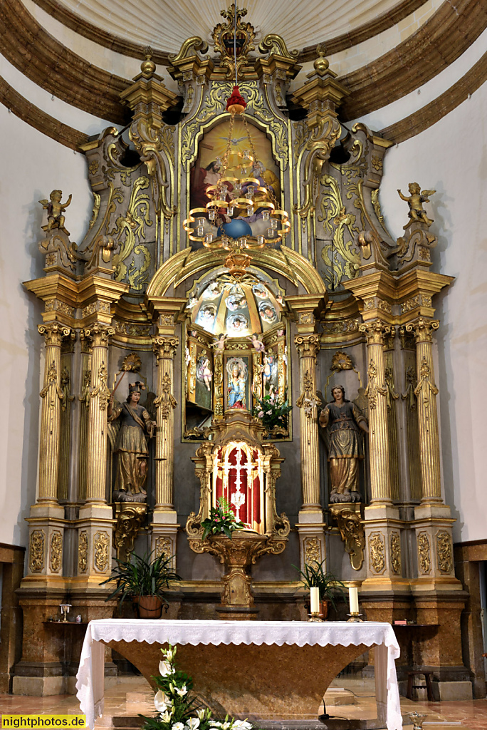 Mallorca Inca Iglesia Santa Maria la Mayor erbaut im 18.-19. Jhdt aus mallorquinischem Sandstein. Altar mit Retabel