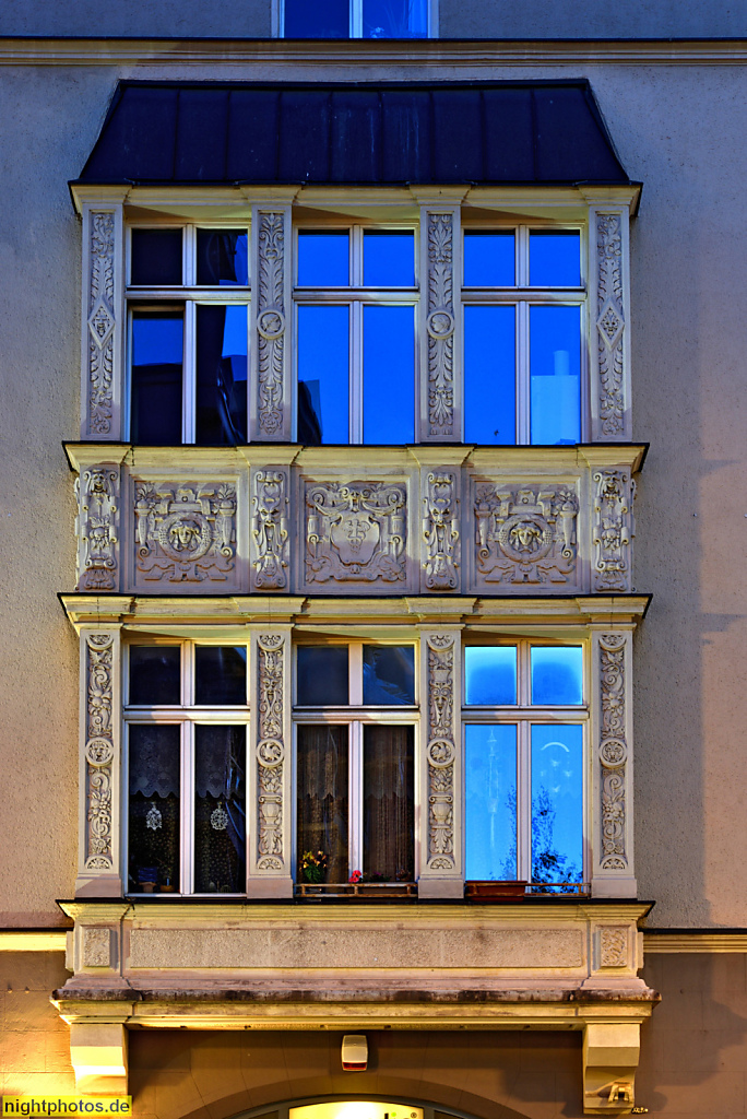 Berlin Kreuzberg Erker mit Stuckreliefs in der Alexandrinenstrasse 2-3
