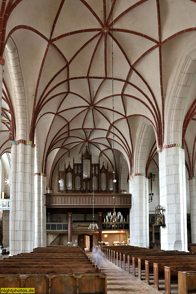 Bernau Stadtpfarrkirche St Marien. Erbaut 1240 als romanische Basilika. Umbau spätgotische Hallenkirche 1400-1519. Hauptschiff mit Orgelempore