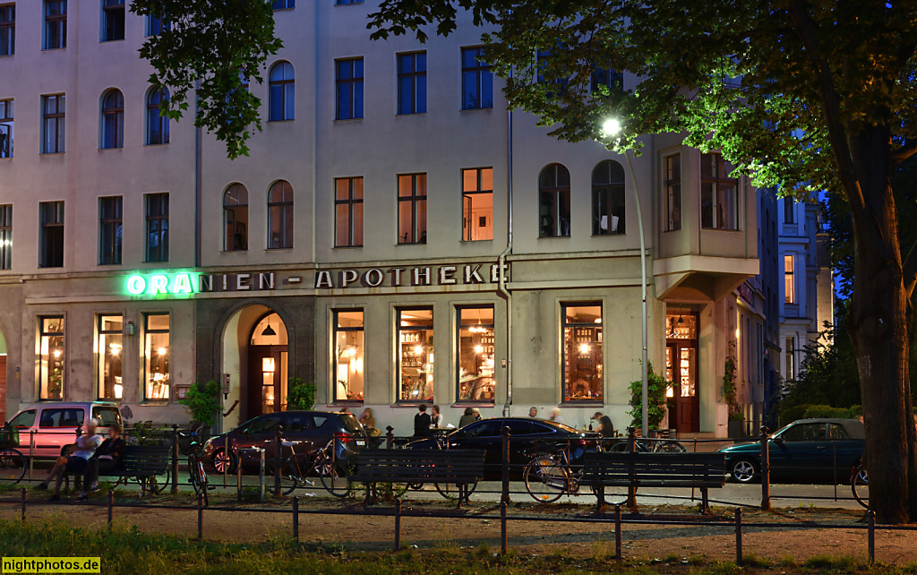 Berlin Kreuzberg Bar Restaurant ORA in der ehemaligen Oranien-Apotheke erbaut 1860 als Mietshaus von Maurermeister Leberecht Adler und Zimmermeister A. Berger