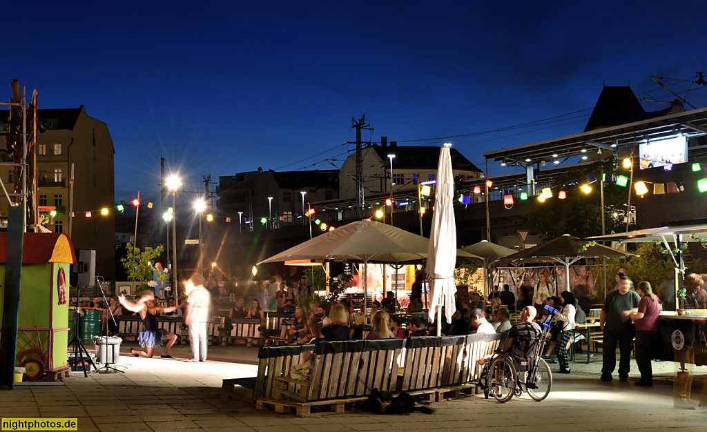Berlin Mitte Strassentheater und Feuershow auf dem Dorothea-Schlegel-Platz am Bahnhof Friedrichstrasse