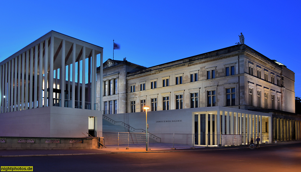 Berlin Mitte James-Simon-Galerie erbaut 2009-2018 von David Chipperfield. Neues Museum erbaut 1843-1855 von Friedrich August Stüler umgebaut 1999-2009 von David Chipperfield