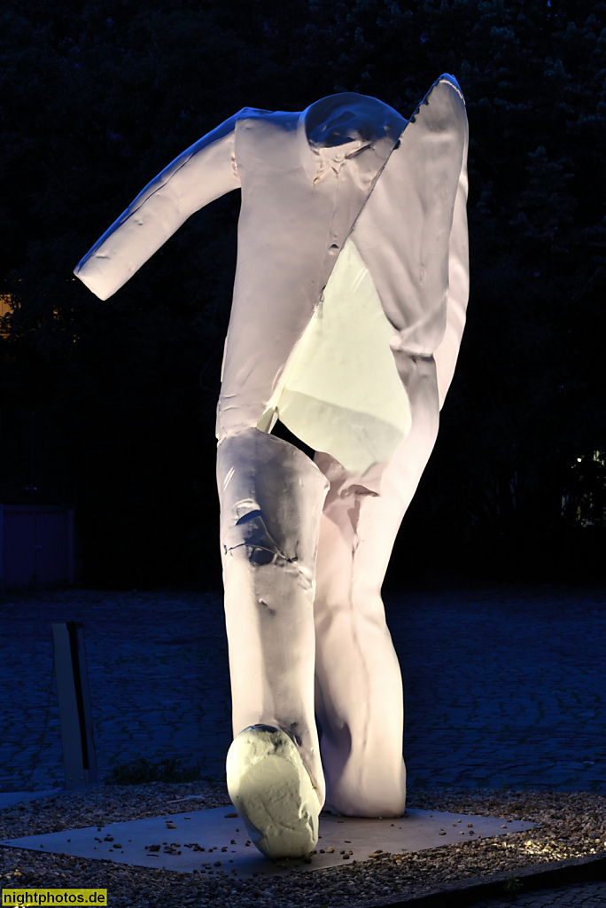Berlin Kreuzberg Skulptur Untitled Verschnittskulptur 1 von Erwin Wurm lackierte Bronze vor der König-Galerie Alexandrinenstrasse 118