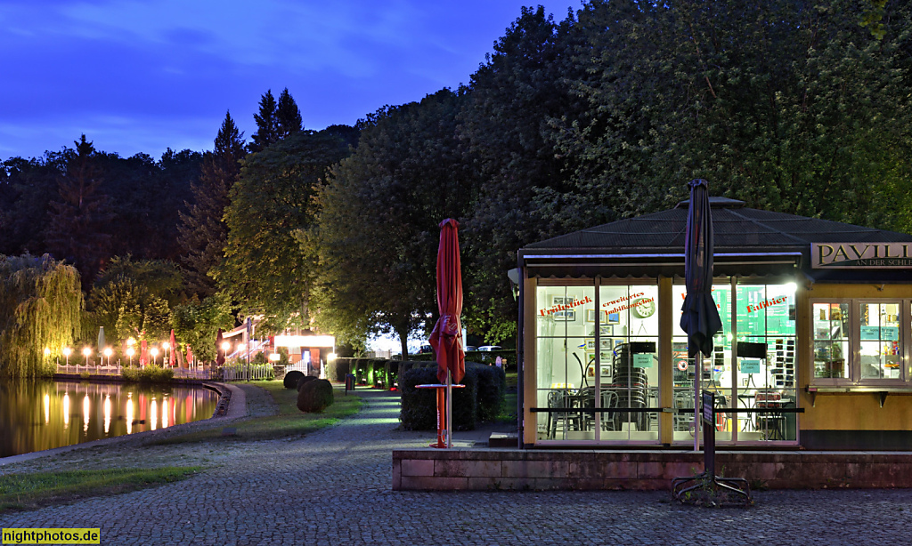 Woltersdorf im Land Brandenburg. Uferpromenade mit Pavillon an der Schleuse und Restaurant Liebesquelle am Kalksee