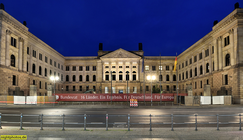 Berlin Mitte. Bundesratsgebäude seit 2000. Erbaut 1899-1904 von Friedrich Schulze an Stelle des ehemaligen Preussischen Herrenhauses. Ehrenhof zur Leipziger Strasse