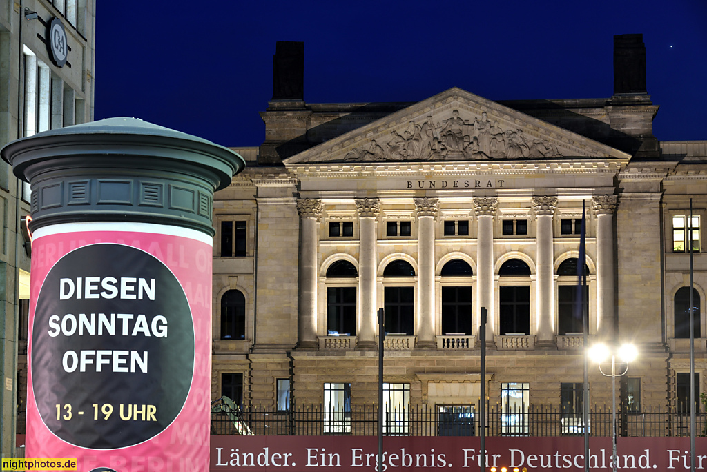 Berlin Mitte. Bundesratsgebäude seit 2000. Erbaut 1899-1904 von Friedrich Schulze an Stelle des ehemaligen Preussischen Herrenhauses. Ehrenhof zur Leipziger Strasse