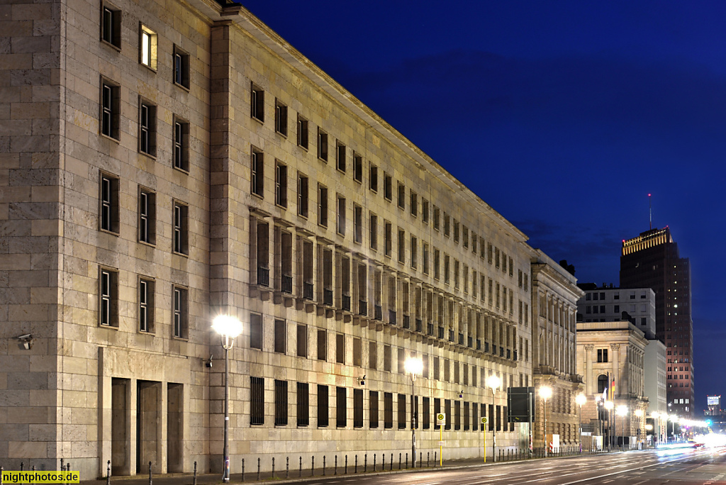 Berlin Mitte Bundesfinanzministerium im Detlev-Rohwedder-Haus erbaut 1935-1936 als Reichsluftfahrtministerium von Architekt Ernst Sagebiel an der Leipziger Strasse
