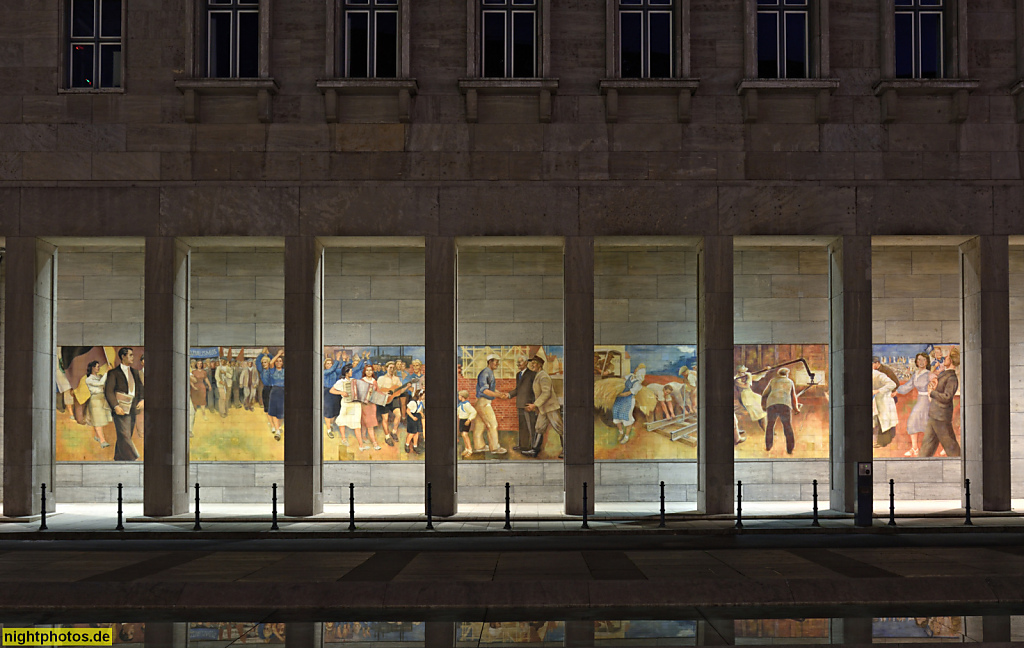 Berlin Mitte Bundesfinanzministerium im Detlev-Rohwedder-Haus. Wandbild 'Aufbau der Republik' von Max Lingner gefertigt aus Meissner Porzellan