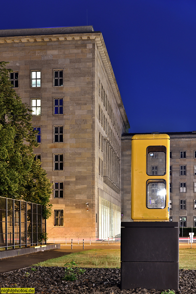 Berlin Mitte Telefonzellen-Denkmal zwischen Museum für Kommunikation und Bundesfinanzministerium an der Leipziger Strasse. Berlin Phone Booth Memorial Park