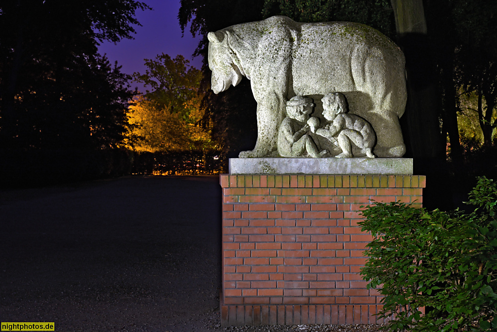 Berlin Charlottenburg-Nord Volkspark Jungfernheide Bärenskulptur aus Muschelkalk von Bildhauer Hermann Pagels