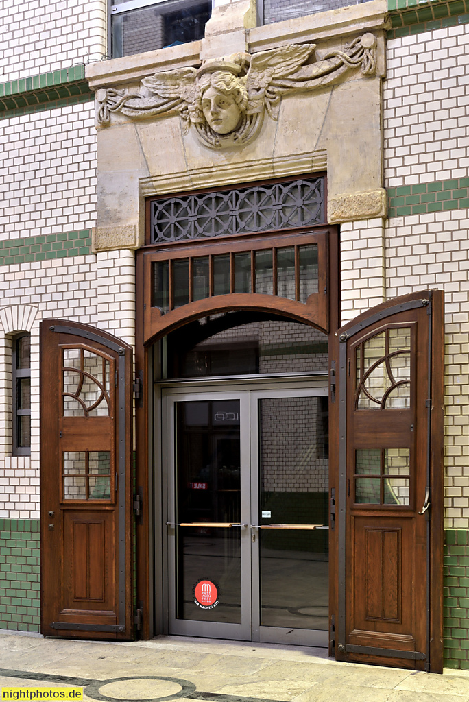 Leipzig Passage im Hansahaus als Messehaus erbaut 1904-1906 von Polster und Höhn. Merkurkopf über Treppenhaustür