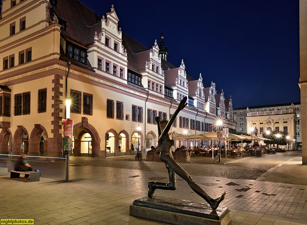 Leipzig Bronzeplastik 'Jahrhundertschritt' von Wolfgang Mattheuer vor dem Alten Rathaus am Naschmarkt. Renaissancebau erbaut 1556