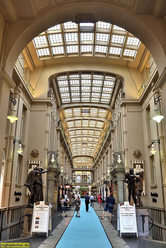 Leipzig Mädlerpassage erbaut 1912-1914 von Theodor Kösser für Kofferfabrikanten Mädler als Passagenmessehaus. Bronzeplastik von Künstler Mathieu Molitor 1913