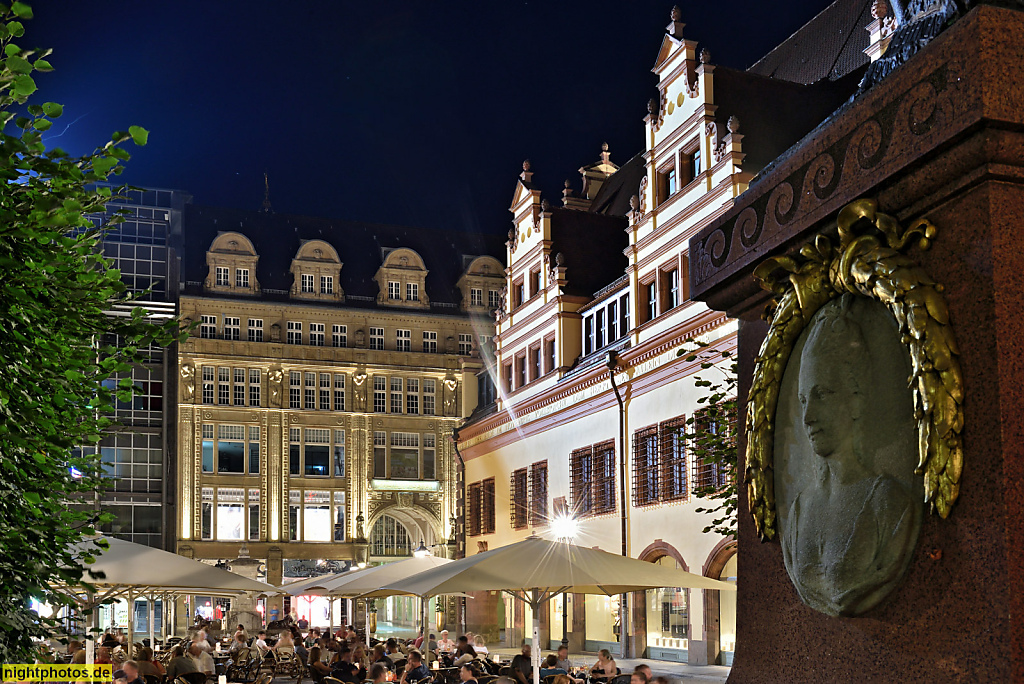Leipzig Strassengastronomie am Naschmarkt mit Mädlerpassage Altem Rathaus und Sockel des Goethe-Denkmals mit Relief von Goethe's Freundin Käthchen Schönkopf