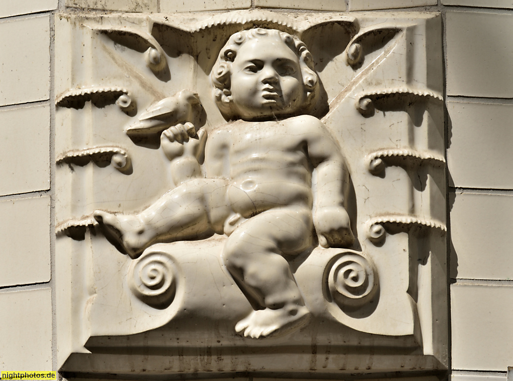 Leipzig Hansahaus Passage Jägerhof als Messehaus erbaut 1904-1906 von Polster und Höhn. Relief-Fliese mit Putte