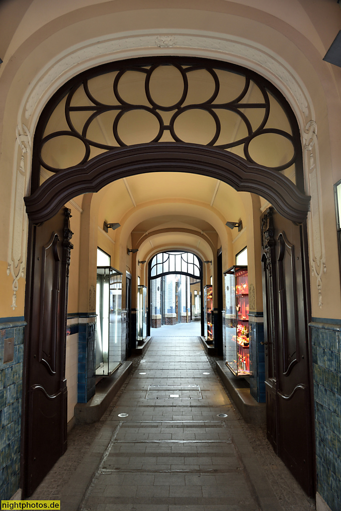 Leipzig Steibs Hof Nikolaistrasse erbaut als Pelzgewerbehaus 1907 von Baumeister Felix Steib. Hofdurchgang zur Passage mit sprossiertem Oberlicht