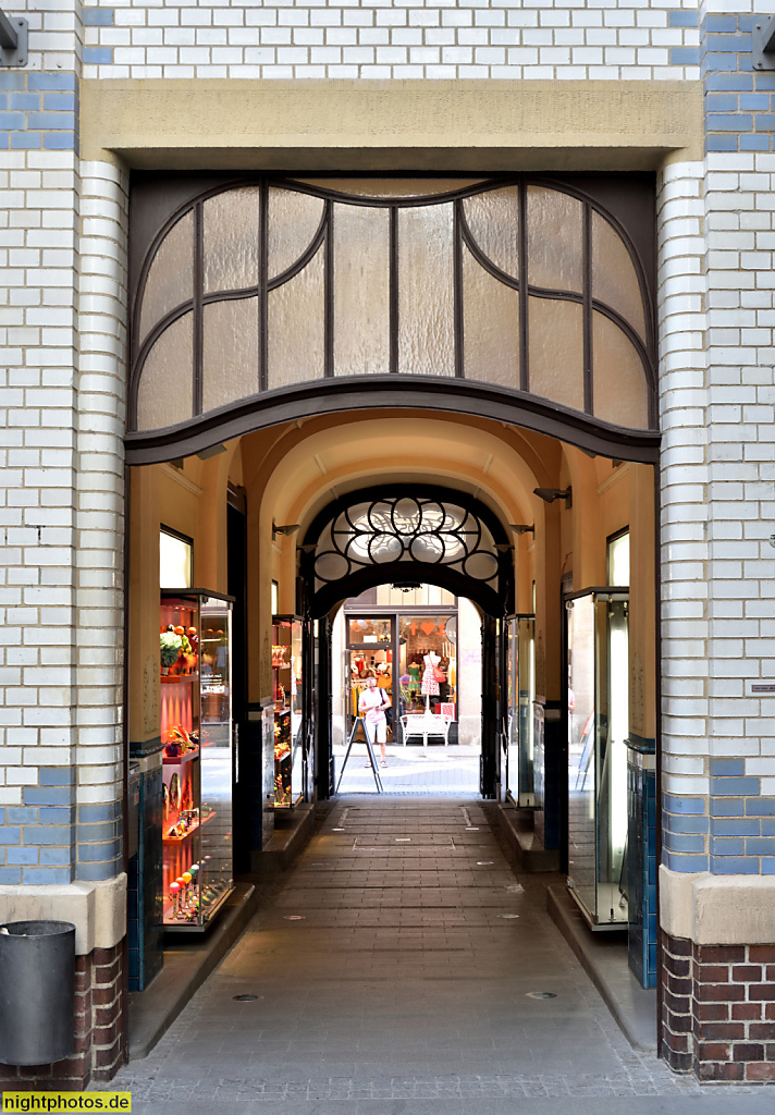 Leipzig Steibs Hof Nikolaistrasse erbaut als Pelzgewerbehaus 1907 von Baumeister Felix Steib. Hofdurchgang zur Nikolaistrasse mit sprossiertem Oberlicht