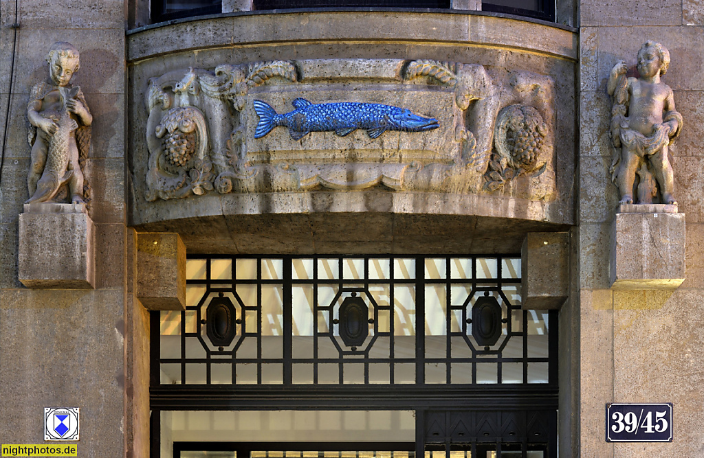 Leipzig Passage mit Hauszeichen 'Blauer Hecht' in der Nikolaistrasse erbaut 1911-1912 als Pelzgewerbehaus von Leopold Stentzler