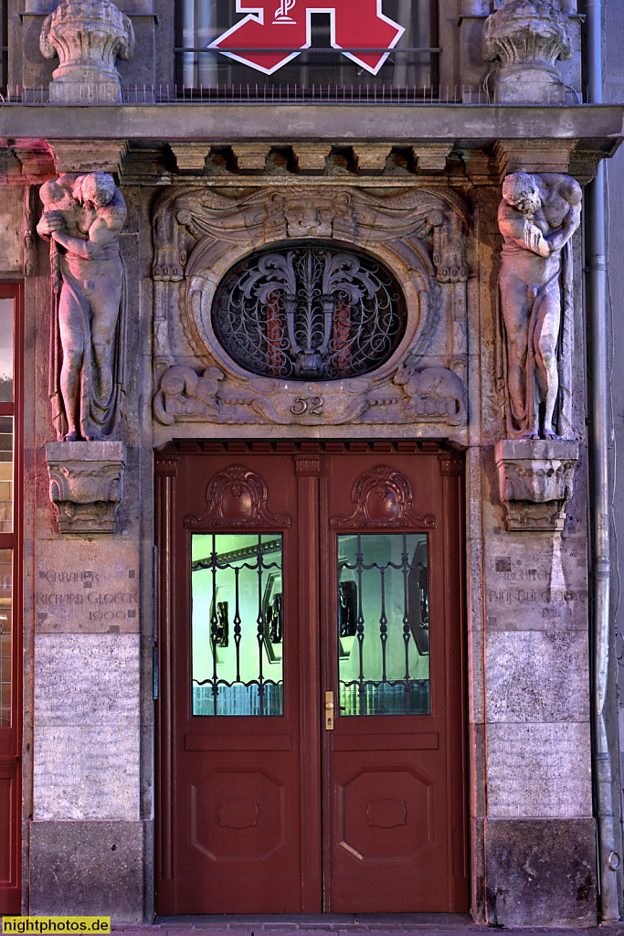 Leipzig Gloecks Haus an der Brühl Ecke Nikolaistrasse erbaut 1909-1910 von Otto Paul Burghardt fuer Pelzgrosshändler Richard Gloeck mit Muschelkalkfassade. Atlanten stützen ein Gesims