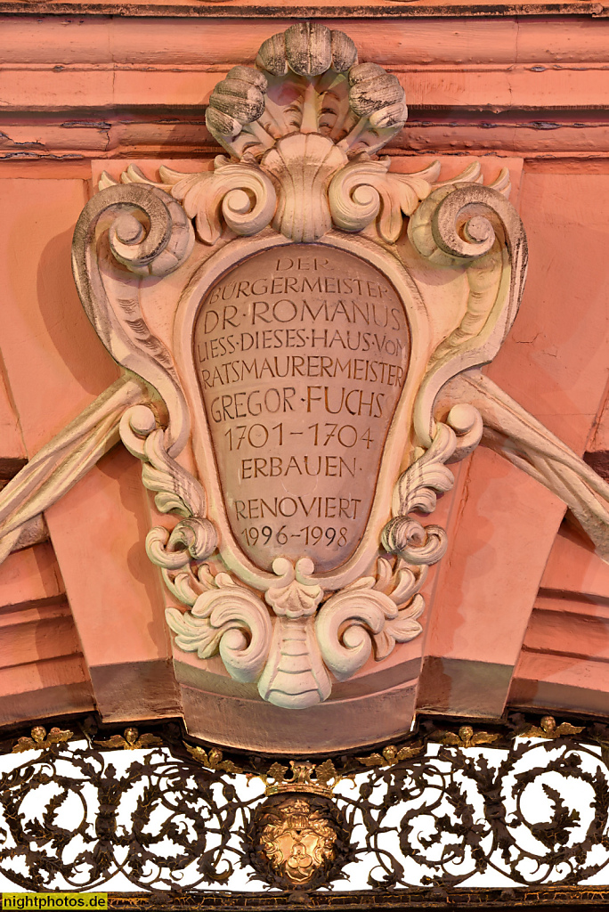 Leipzig Romanushaus erbaut 1701-1704 v Ratsmaurermeister Johann Gregor Fuchs fuer Buergermeister Franz Conrad Romanus. Stadtpalais in Leipziger Barockarchitektur. Stuckkassette mit Voluten