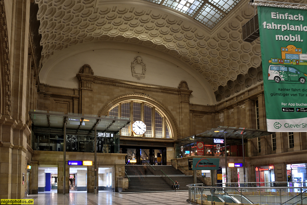 Leipzig Hauptbahnhof erbaut 1909-1915 von William Lossow und Max Hans Kühne unter Projektleitung von Clemens Thieme. Halle West Zugang zum Querbahnsteig