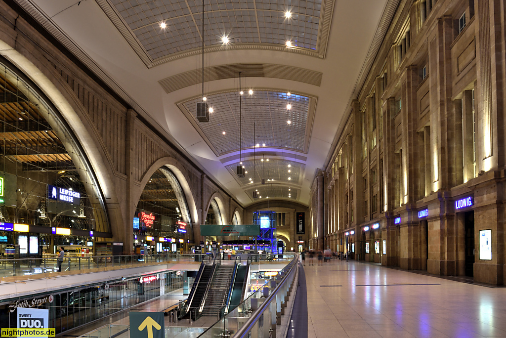 Leipzig Hauptbahnhof erbaut 1909-1915 von William Lossow und Max Hans Kühne unter Projektleitung von Clemens Thieme. Querbahnsteighalle