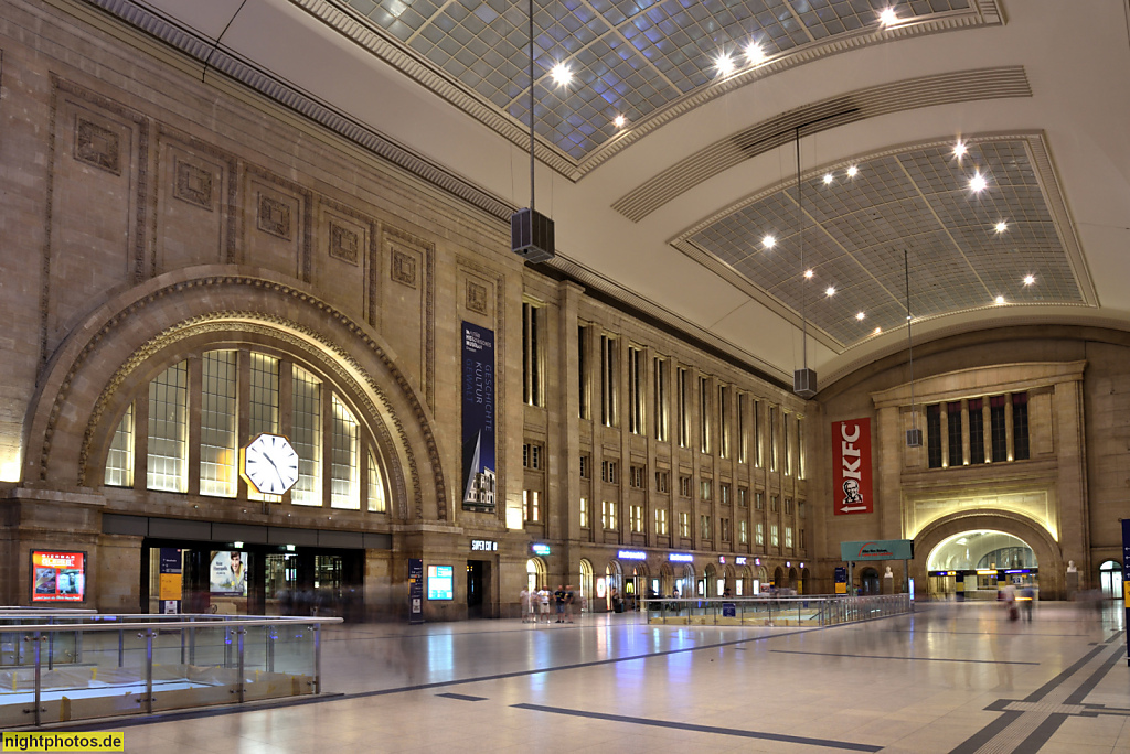 Leipzig Hauptbahnhof erbaut 1909-1915 von William Lossow und Max Hans Kühne unter Projektleitung von Clemens Thieme. Querbahnsteighalle